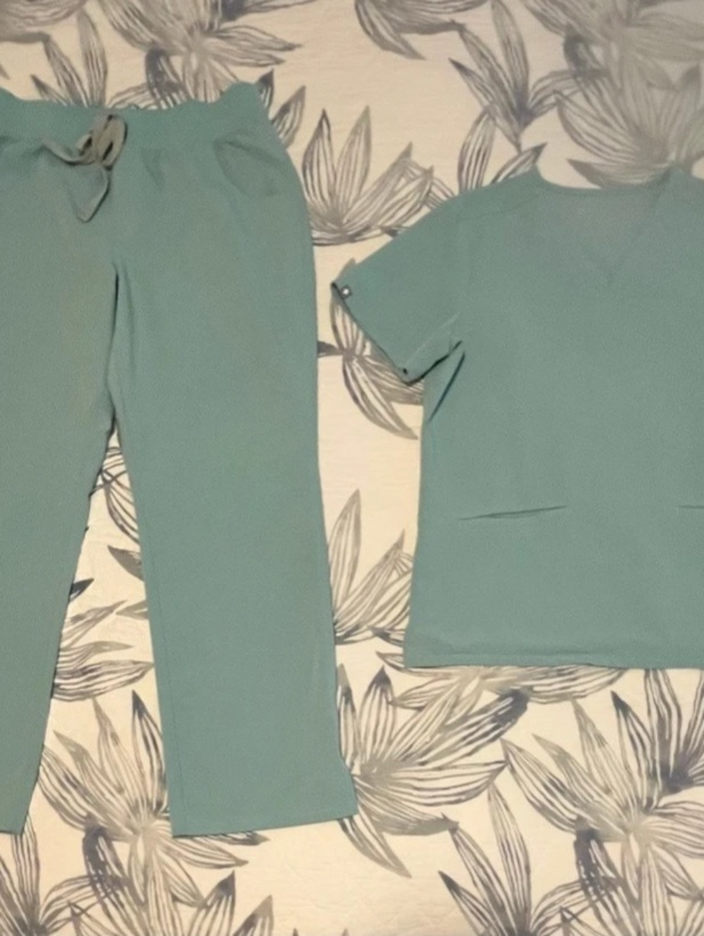 FIGS Technical Collection Scrub Set (Casma Top & Kade/Zamora Pants) Green